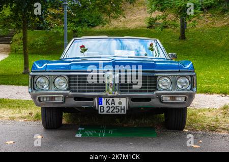 BADEN BADEN, ALLEMAGNE - JUILLET 2019 : voiture pleine grandeur Blue BUICK WILDCAT 2nd génération cabrio 1965 1970, réunion à Kurpark. Banque D'Images