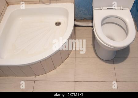 douche et toilettes dans une petite salle de bains, salle de bains dans l'appartement, douche et toilettes Banque D'Images