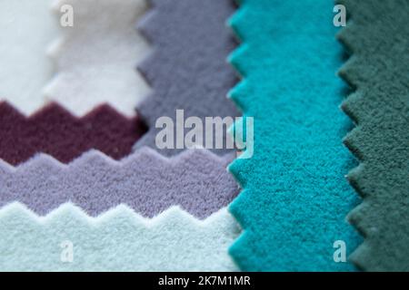 Une palette de tissu doux en velours dans différentes couleurs pour le rembourrage de meubles comme un arrière-plan, tissu de mode pour les backdrops Banque D'Images