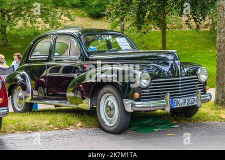 BADEN BADEN, ALLEMAGNE - JUILLET 2019: PEUGEOT 203 1948 1960, réunion de l'ancien temps à Kurpark. Banque D'Images