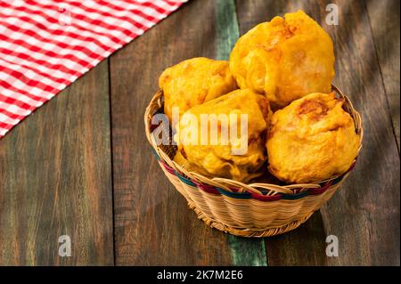 Pommes de terre farcies frites colombiennes - cuisine de rue colombienne Banque D'Images