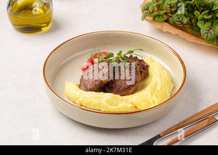 Portion de côtelettes de bœuf russe avec purée de pommes de terre Banque D'Images