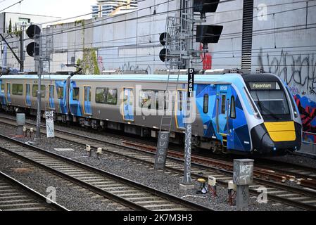 Vue latérale d'un nouveau train Metro haute capacité, lorsqu'il traverse le centre de Melbourne, en direction de Pakenham Banque D'Images