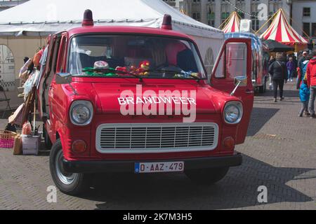 Sint Niklaas, Belgique, 05 mai 2019, ancien camion rouge de la marque Ford Banque D'Images