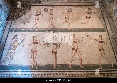 Filles romaines s'exerçant dans bikinis. Une mosaïque de la Villa Romana del Casale. Sicile. Italie. Banque D'Images