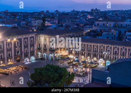 Place du Duomo dans la ville de Catane. Sicile. Banque D'Images