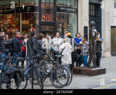 Groupe de touristes avec guide se sont réunis à la statue de beau Brummell, Jermyn Street, Londres, Angleterre, Royaume-Uni Banque D'Images