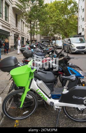 Rangée de motos garées à Charles Street, Mayfair, Londres, Angleterre, Royaume-Uni Banque D'Images