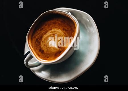 Tasse de cappuccino parfumé avec mousse de lait Banque D'Images