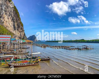 Vue aérienne du village de pêcheurs musulman de Ko Panyi ou de Koh Panyee dans la province de Phang Nga, Thaïlande Banque D'Images