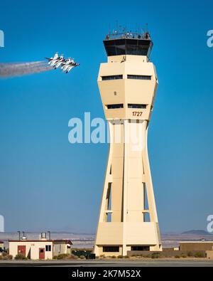 USAF Thunderbirds bourdonnant la tour à la base aérienne Edwards le 10/16/2022 Banque D'Images