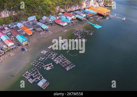 Vue aérienne du village de pêcheurs musulman de Ko Panyi ou de Koh Panyee dans la province de Phang Nga, Thaïlande Banque D'Images