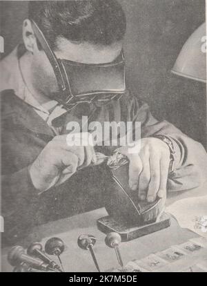 une collection illustrée de techniques de gravure, méthodes et outils d'un livre inconnu : mise en place et gravure de bijoux en marcasite par joaillier / pierre gemme / photo Banque D'Images