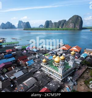 Vue aérienne du village de pêcheurs musulman de Ko Panyi ou de Koh Panyee dans la province de Phang Nga, Thaïlande Banque D'Images