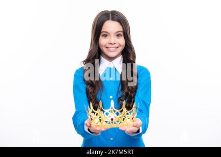 Petite reine portant une couronne dorée. Adolescente princesse tenant tiara couronne. PROM partie, concept d'enfance. Banque D'Images