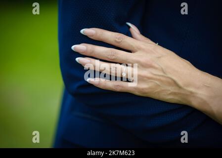 Photo de l'homme et de la femme avec l'anneau de mariage.Jeune couple marié tenant les mains, cérémonie de mariage jour. Les nouvelles mains de couple avec des anneaux de mariage. Banque D'Images