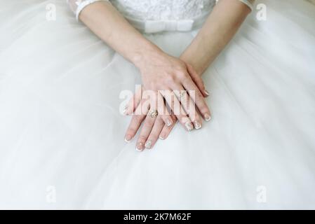 Photo de l'homme et de la femme avec l'anneau de mariage.Jeune couple marié tenant les mains, cérémonie de mariage jour. Les nouvelles mains de couple avec des anneaux de mariage. Banque D'Images