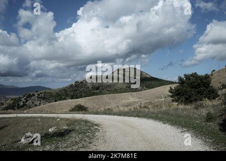 Paysage dans la lumière et l'ombre avec route de terre en Sicile, Italie Banque D'Images