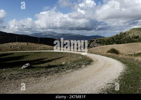 Paysage dans la lumière et l'ombre avec route de terre en Sicile, Italie Banque D'Images