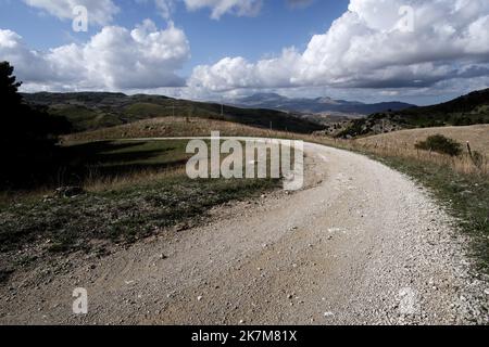 Paysage dans la lumière et l'ombre avec route de terre en Sicile, Italie Banque D'Images