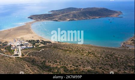 Photographie de drone depuis la plage de Prasonisi. C'est une île rocheuse reliée à une étroite bande de terre sablonneuse. Île de Rhodes, Dodécanèse, Grèce Banque D'Images