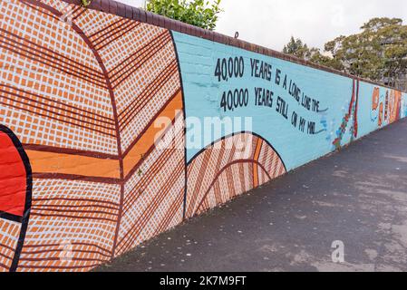 La fresque de 40 000 ans près de la gare de Redfern à Sydney, en Australie, a été achevée en 1983 par une collaboration d'artistes et restaurée en 2018 Banque D'Images