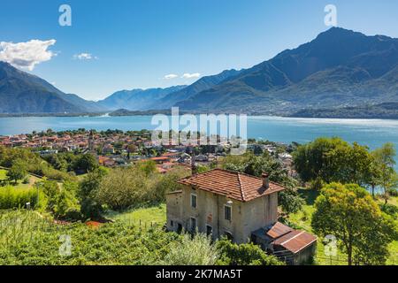 Vue de Pozzolo sur la ville de Domaso et le nord du lac de Côme à la vallée de Valtellina et la rivière Adda Banque D'Images