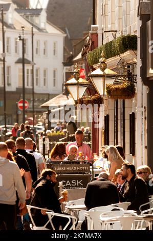 Les gens mangeant et buvant à l'extérieur de l'hôtel de Turks Head sur Front Street, Tynemouth, Tyne et Wear Banque D'Images