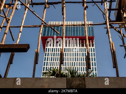 Poteau en bois temporaire pour soutenir la structure en béton d'un bâtiment en construction Banque D'Images