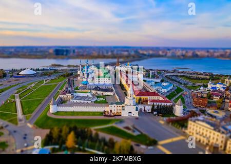 Vue panoramique sur le Kremlin de Kazan avec la mosquée Qul Sharif, la cathédrale Preobrazhensky et la tour Suyumbike. Tour Spasskaya - l'entrée principale du Kremlin. Banque D'Images