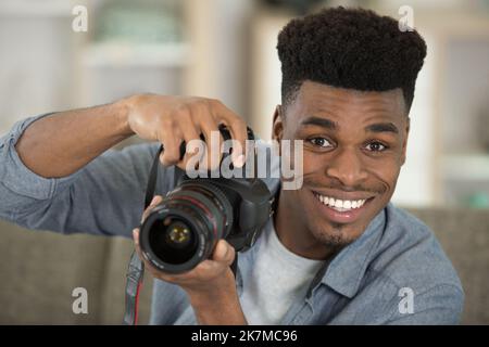 un homme charmant prêt à prendre des photos Banque D'Images