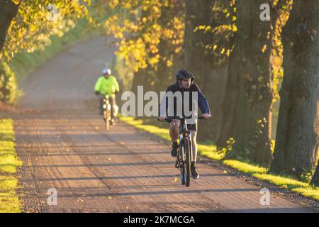 Preston, Lancashire. Météo au Royaume-Uni ; 18 octobre 2022. Le soleil se lève au-dessus de la rivière Ribble tandis que les habitants de la région font de l'exercice léger à l'aube le long de Riverside Walk, un froid brumeux point de départ de la journée. Avenham Park Family Space, pistes cyclables et sentiers de randonnée dans le nord-ouest de l'Angleterre. Crédit; MediaWorldImages/AlamyLiveNews Banque D'Images