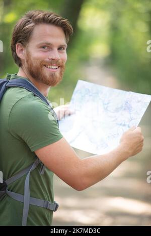 homme perdu observant la carte pour trouver la bonne façon Banque D'Images