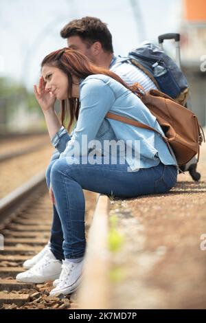 triste couple qui se serre en disant Au revoir avant le voyage en train Banque D'Images