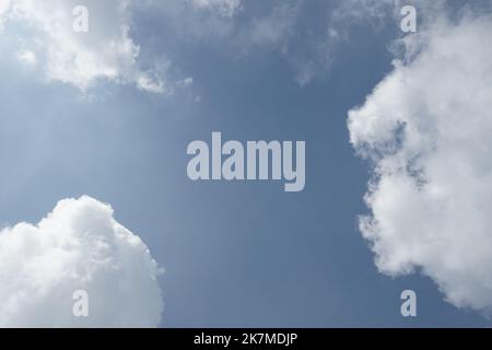 Beauté clair ciel nuageux au soleil calme lumineux, été bleu ciel nuage dégradé lumière fond blanc Banque D'Images