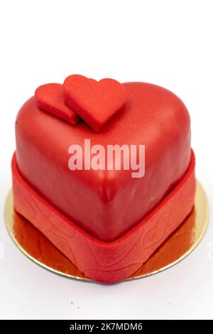 Gâteau de coeur isolé sur fond blanc. Gâteau de Saint-Valentin au design spécial. gros plan Banque D'Images