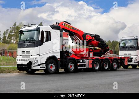 Nouveau camion à flèche Volvo FH 540 blanc avec grue Palfinger PK 165,002 TEC7 garée sur une cour. Somero, Finlande. 14 mai 2022. Banque D'Images