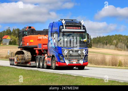 Semi-remorque Volvo FH16 750 de Lavettikuljetus Ylitalo & Vahtera Oy transporte une pelle hydraulique Hitachi Zaxis 490 LHC. Salo, Finlande. 13 mai 2022. Banque D'Images