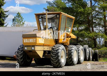 Tracteur unique Valmet 1502 à 6 roues, fabriqué en 1975-80 par le Finnois Valmet Oy. Seulement 28 véhicules ont été fabriqués. Somero, Finlande. 14 mai 2022. Banque D'Images