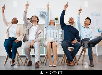 Les gens d'affaires, l'équipe et les mains soulevées pour poser des questions pendant l'atelier, la formation ou la réunion. Collaboration, travail d'équipe et objectifs avec le pointage de la foule Banque D'Images