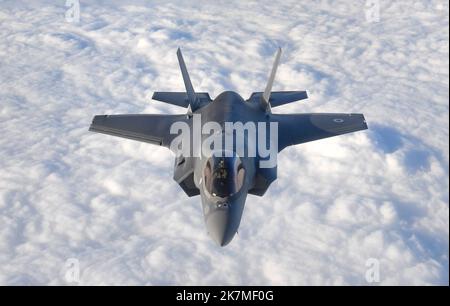 Photo du dossier datée du 27/11/18 d'un avion furtif de la RAF F F-35B Lightning au-dessus de la Manche pendant l'opération point Blank, qui présentait les capacités aériennes de la RAF, de l'Armée de l'air des États-Unis et de l'Armée de l'air française. D'anciens pilotes militaires britanniques ont été avertis de ne pas enseigner aux forces armées chinoises comment vaincre les avions et avions de guerre occidentaux alors qu'un ministre du gouvernement a déclaré que la loi va être modifiée pour les empêcher du faire. Date de publication : mardi 18 octobre 2022. Banque D'Images