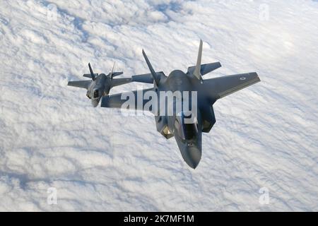 Photo du dossier datée du 27/11/18 d'une paire de jets furtifs de la RAF F F F-35B sur la Manche pendant l'opération point Blank, qui présentait des capacités aériennes de la RAF, de la United States Air Force et de la French Air Force. D'anciens pilotes militaires britanniques ont été avertis de ne pas enseigner aux forces armées chinoises comment vaincre les avions et avions de guerre occidentaux alors qu'un ministre du gouvernement a déclaré que la loi va être modifiée pour les empêcher du faire. Date de publication : mardi 18 octobre 2022. Banque D'Images