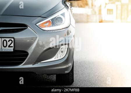 Optique avant d'une voiture grise Hyundai accent avec clignotant et feu de stationnement avec espace de copie. Banque D'Images