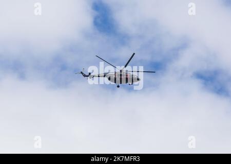 Neryungri, Yakutia, Russie. 5 juin 2022. Hélicoptère mi-8 de la compagnie Rostec en vol. Banque D'Images