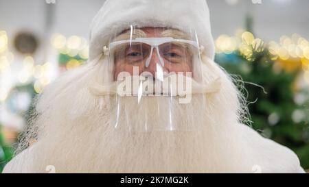 Portrait du père noël russe dans une visière de protection. Banque D'Images