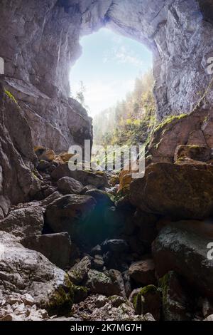 a l'intérieur de la grotte cétatile ponorului, en roumanie. magnifique paysage réalisé par la nature Banque D'Images