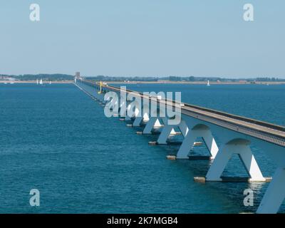 Pont de Zeelandbridge à l'infini dans la vue aérienne de drone de distance. Partie de Delta fonctionne. Infrastructure néerlandaise holland Zeeland. Livraison du transport Banque D'Images