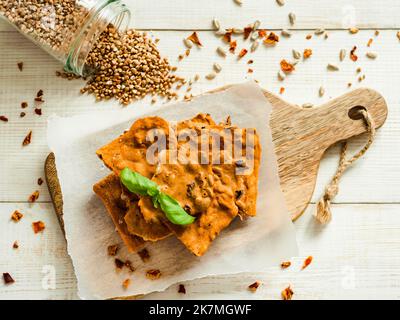 Pains croustillants au gluten-freen à base de farine de blé dur. Farine de sarrasin vert paprika fumé graines de tournesol ingrédients pain croustillant cuit maison. Idée recette snacks concept sans gluten. Plan d'étapage avec vue de dessus Banque D'Images