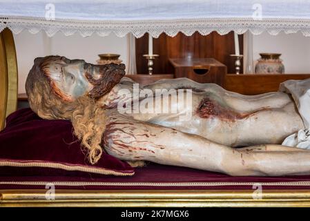 Une effigie, d'une taille de vie, d'un réalisme brutal, du corps mort du Christ après sa crucifixion, dans une petite église de village sicilienne Banque D'Images