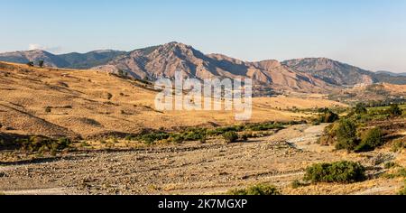 La campagne sicilienne dure en été. Vue sur la vallée de l'Alcantara vers les montagnes sauvages du Nebrodi dans le nord-est de la Sicile Banque D'Images